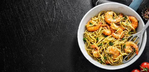 Spaghetti pasta with pesto and shrimps