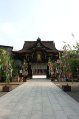 京都、北野天満宮の三光門(中門)と参道脇に飾られた七夕の短冊