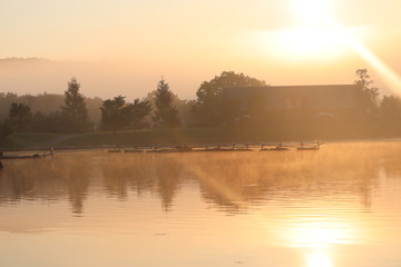 湖畔の朝日