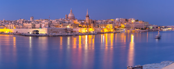 Naklejka premium Valletta Skyline from Sliema at sunset, Malta