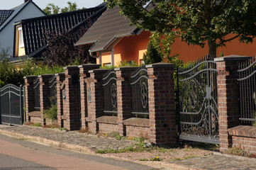 Zaun aus Metall vor dem Grundstück