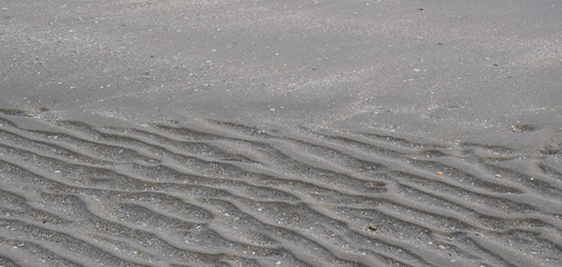 Meeresboden mit wellenförmigen Muster nach Ebbe