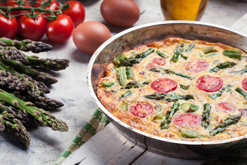 Frittata made of eggs, asparagus and tomatoes