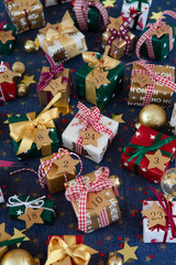 Fototapeta premium Viele kleine Geschenke zu Weihnachten