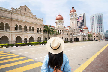Obraz premium Turysta zwiedza budynek Sultan Abdul Samad, który znajduje się przed Placem Merdeka w Jalan Raja, Kuala Lumpur w Malezji.