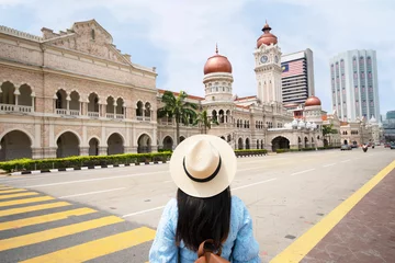 Gordijnen Toerist is sightseeing in het gebouw van de Sultan Abdul Samad ligt tegenover het Merdeka-plein in Jalan Raja, Kuala Lumpur, Maleisië. © BUSARA