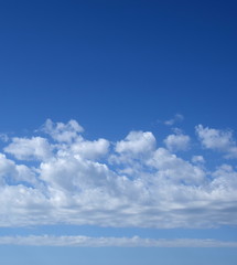 Schäfchenwolken am blauen Himmel - Hintergrund