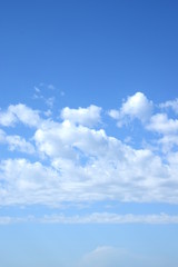 Naklejka na ściany i meble Wolkenbild - Schäfchenwolken vor blauen Himmel