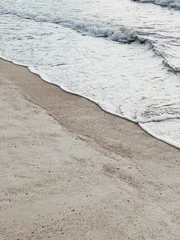 Fototapete Grau 2 Schöner tropischer Strand mit weißem Sand und Meer mit weißen, schäumenden Wellen diagonal auf Phuket, Thailand. Minimale Komposition mit neutralen Farben. Sommer- und Reisekonzept.