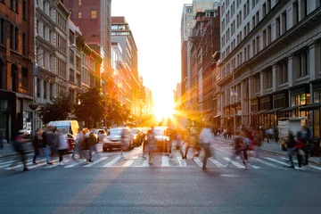 Foto op Plexiglas Menigten van drukke mensen lopen door de kruising van 5th Avenue en 23rd Street in Manhattan, New York City © deberarr