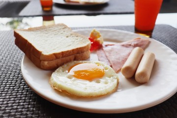 american breakfast with egg, sausage and bread