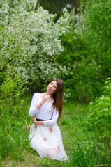 Fototapeta na wymiar beautiful girl in a blooming Park