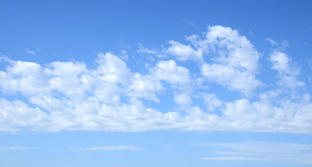 Schäfchenwolken am blauen Himmel - Hintergrund