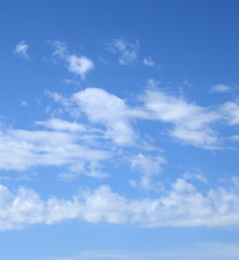 Schäfchenwolken am blauen Himmel - Hintergrund