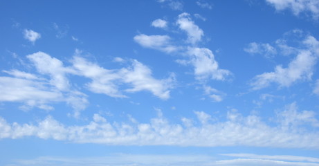 Naklejka na ściany i meble Schäfchenwolken am blauen Himmel - Hintergrund