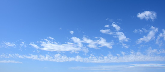 Weiße Wolken vor blauen Himmel - Hintergrund