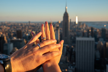 Hands with weeding rings with the Empire State in the background - 282859476