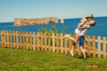 Obraz premium tourist couple enjoying Perce Rock view from Gaspe in Quebec