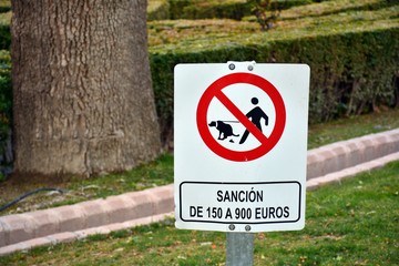 Señal de prohibido defecar perros en el parque
