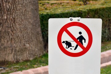 Señal de prohibido defecar perros en el parque