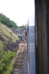 Bahn aus Tunnel heraus