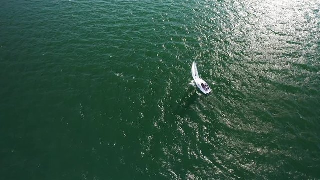 Aerial 4K - barca a vela con vento di bolina