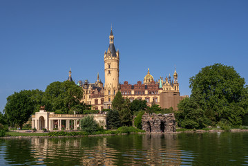 Fototapeta na wymiar Schwerin Palace and the Gardens