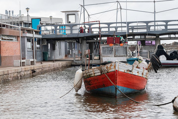 pequeño bote de pesca artesanal en Piriapolis 