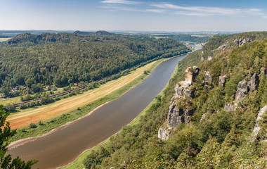 Fototapeta premium Blick von der Basteiaussicht auf die Elbe im Elbsandsteingebirge
