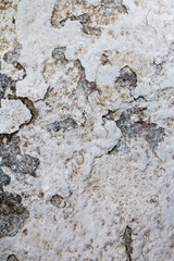 peinture jaune qui s'écaille d'un mur de béton gris