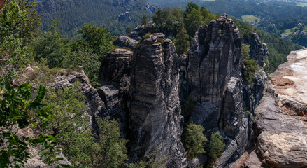 Blick von der Basteiaussicht auf das Basteigebiet im Elbsandsteingebirge