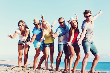 Obraz premium Portrait of three young women friends walking on the sea shore