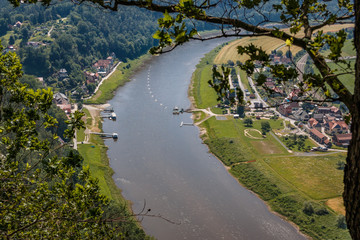 Blick von der Basteiaussicht auf den Kurort Rathen im Elbsandsteingebirge