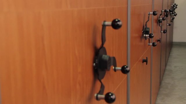 Manijas giratorias y puertas de archivo de oficina