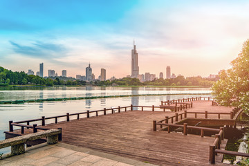 Obraz premium Xuanwu Lake and Skyline of Urban Architecture in Nanjing..