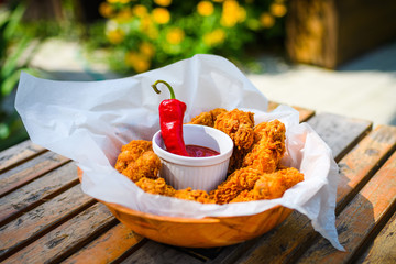 skrzydełka z kurczaka w panierce © Tomasz