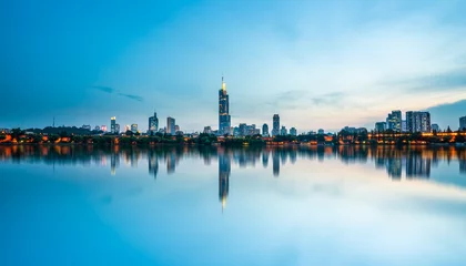 Foto op Plexiglas Hemelsblauw Xuanwu-meer en skyline van stedelijke architectuur in Nanjing..