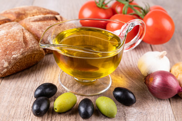 Frisches Olivenöl in Karaffe