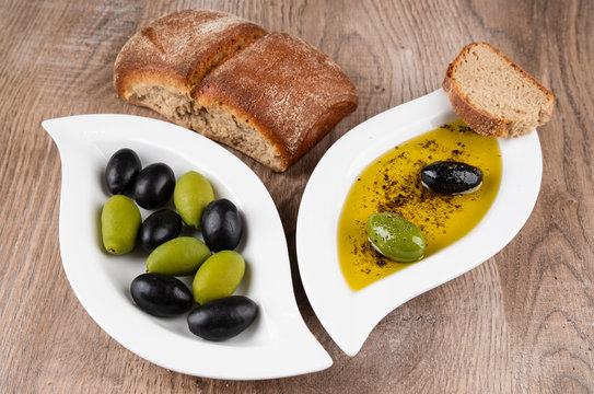 Olivenöl und Oliven mit Brot