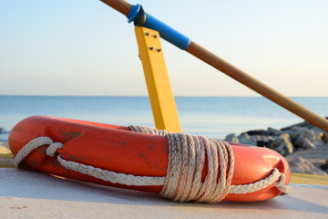 Rettungsring auf einem Rettungsboot vor der adriatischen K&uuml;ste
