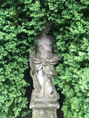 Fototapeta na wymiar statue in garden