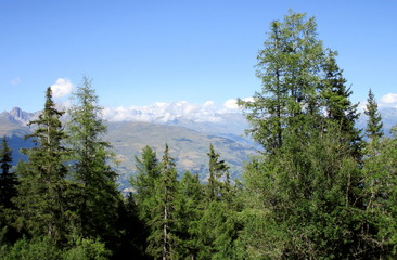 Paysage de montagne en été dans les Alpes françaises.