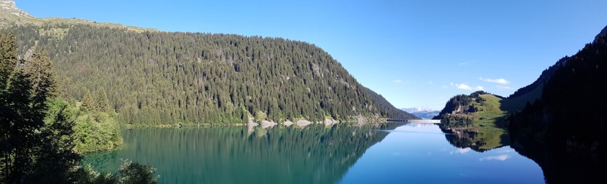 lac de montagne dans les alpes