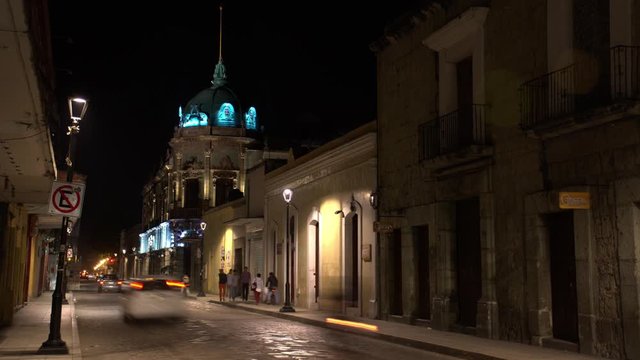 Time Lapse de noche de las calles del Centro de la Ciudad de Oaxaca con coches circulando