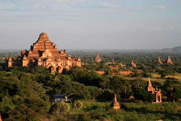 Obraz premium Temples catch the evening light in Bagan, Burma (Myanmar) on Tuesday 3 January 2012