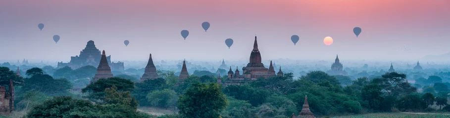Bagan-Panorama mit Tempeln und Heißluftballons bei Sonnenaufgang © eyetronic