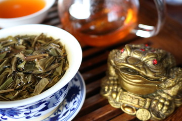Chinese tea ceremony using tea utensils made of glass and porcelain.