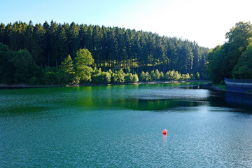 L&uuml;denscheid F&uuml;rwiggetalsperre im Sommer Blick aufs Wasser