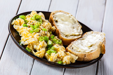 Scrambled eggs with sandwiches