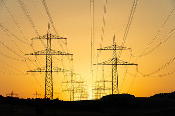 Freileitung; Strommasten, Überlandleitung; Netzwerk; Hochspannung; Energie; Elektrizität;...